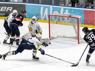 Liam Pecararo strieľa gól v zápase HC Slovan Bratislava - HC 19 Humenné.