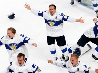 Hokejisti Fínska oslavujú zisk titulu majstrov sveta