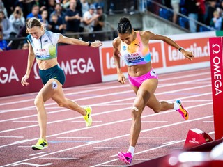 Audrey Werrová (vpravo) a Femke Broedersová-Bolová v cieli behu na 800 m v Lausanne 2026.
