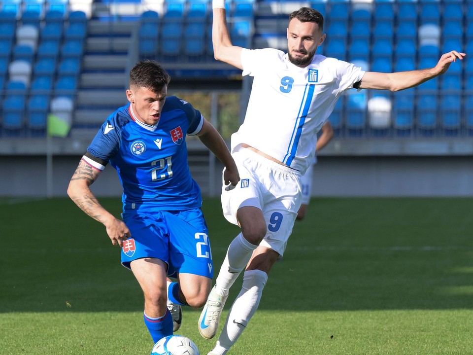 Samuel Kopásek (vľavo) a Ioannis Niarchos v prípravnom zápase Slovensko U21 - Grécko U21.