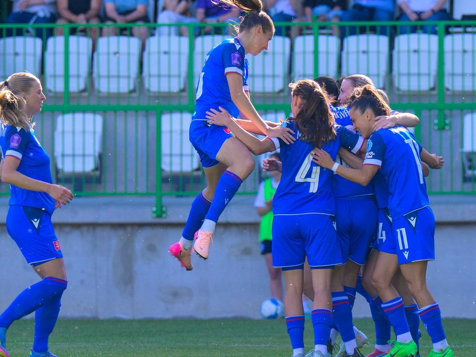 Radosť futbalistiek Slovenska z gólu počas 5. kola 1. skupiny C-divízie Ligy národov žien vo futbale Slovensko - Gibraltár.