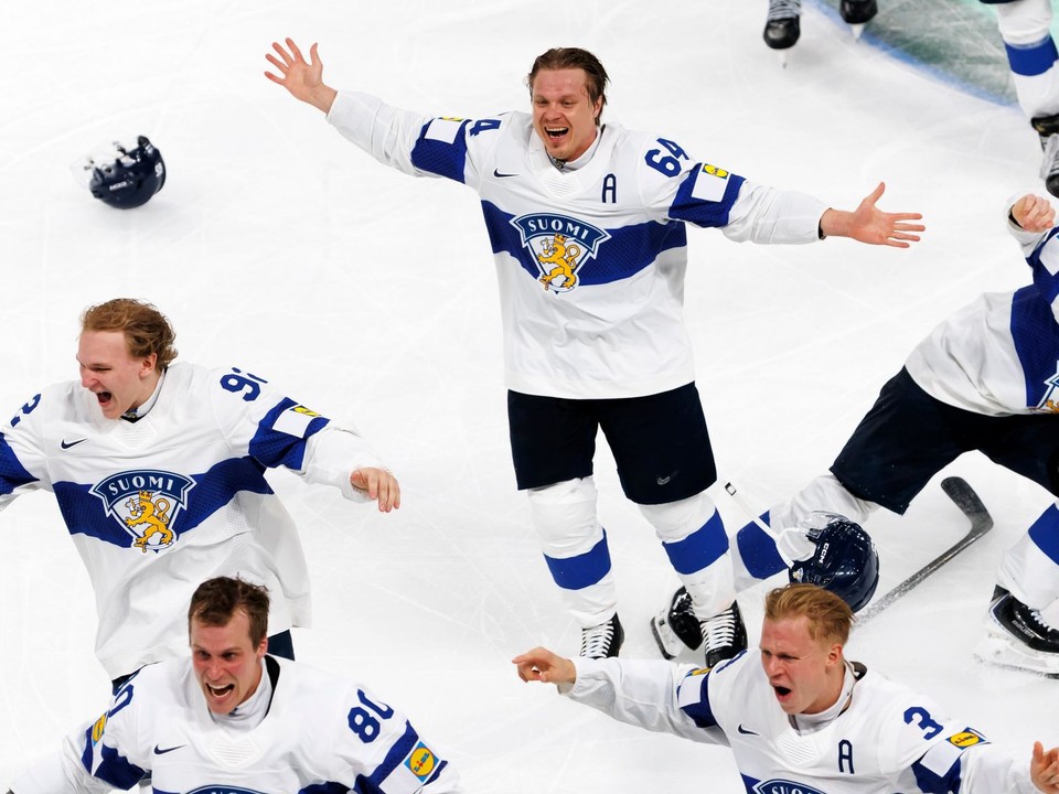 Hokejisti Fínska oslavujú zisk titulu majstrov sveta