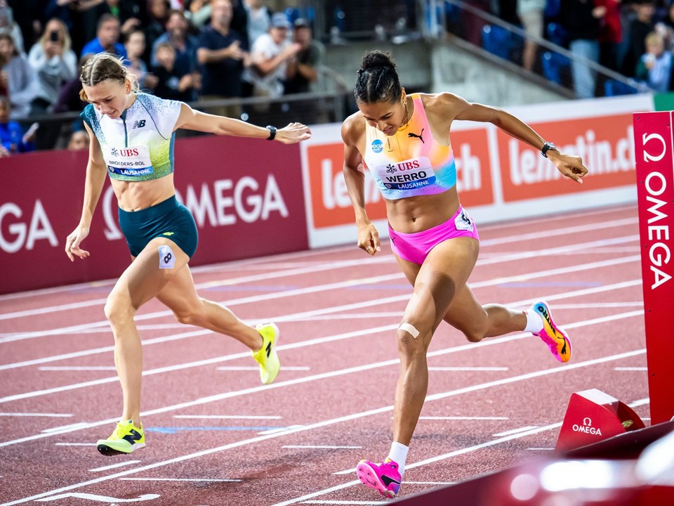 Audrey Werrová (vpravo) a Femke Broedersová-Bolová v cieli behu na 800 m v Lausanne 2026.
