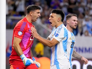 Brankár Emiliano Martínez (vľavo) a Lisandro Martínez v drese Argentíny.