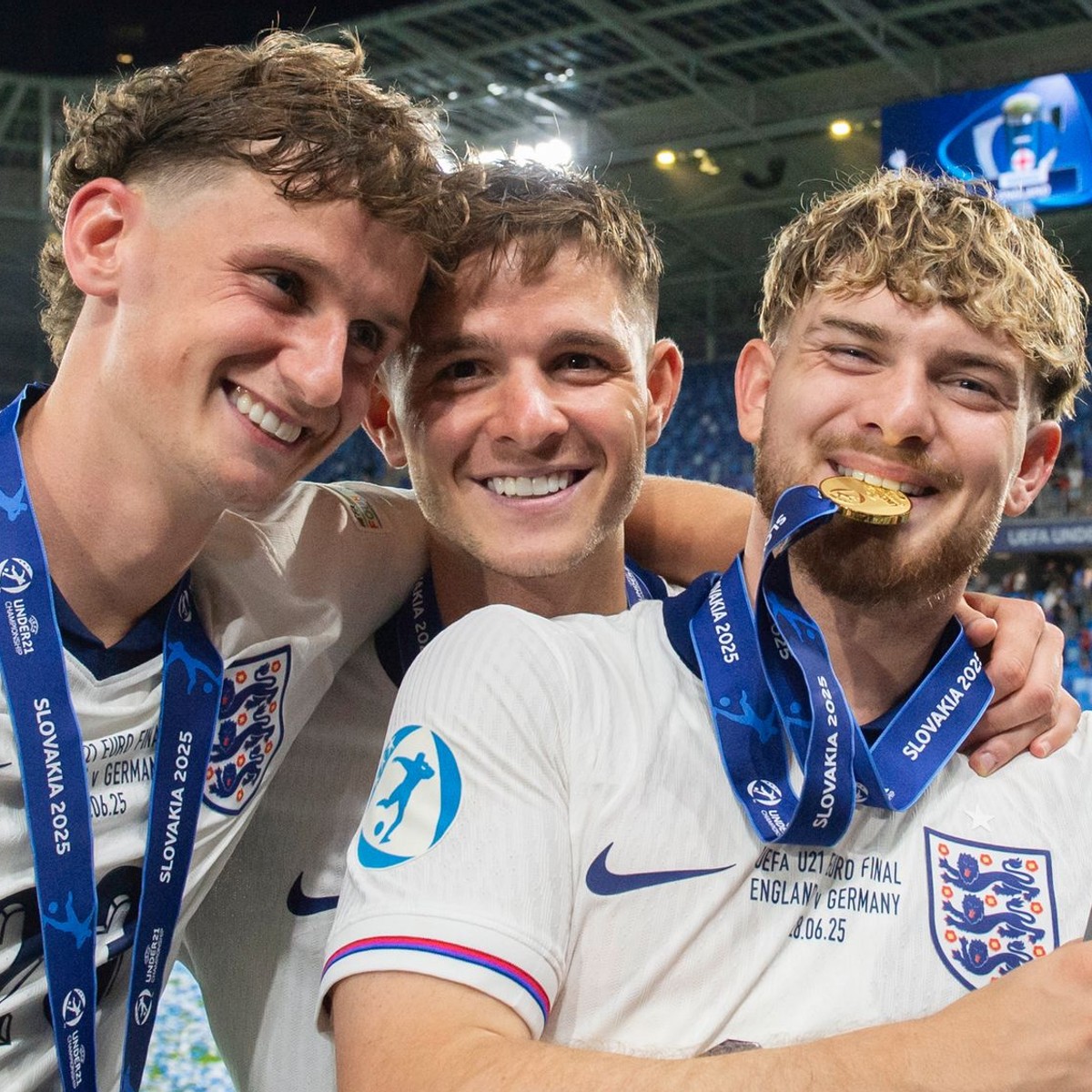 Na snímke anglickí futbalisti sprava Harvey Elliott, kapitán James McAtee a Tyler Morton.
