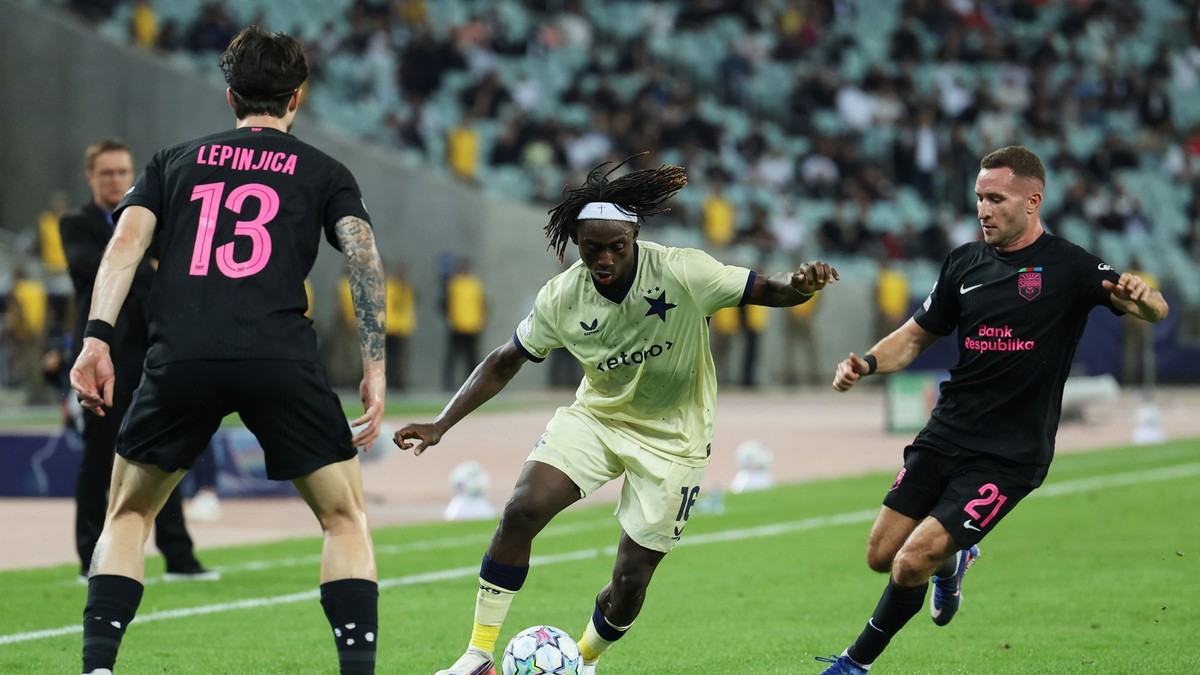 Hráč Slavie David Moses (uprostred) bojuje o loptu v zápase Sabah Baku - Slavia Praha.