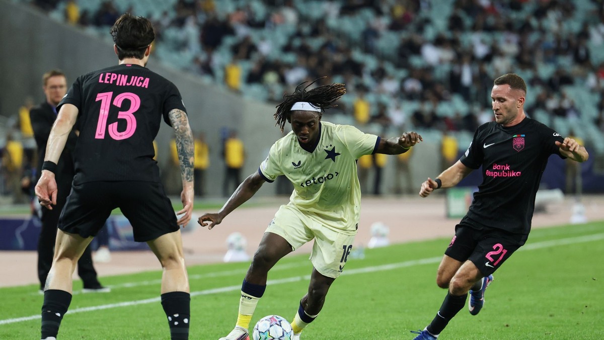 Hráč Slavie David Moses (uprostred) bojuje o loptu v zápase Sabah Baku - Slavia Praha.