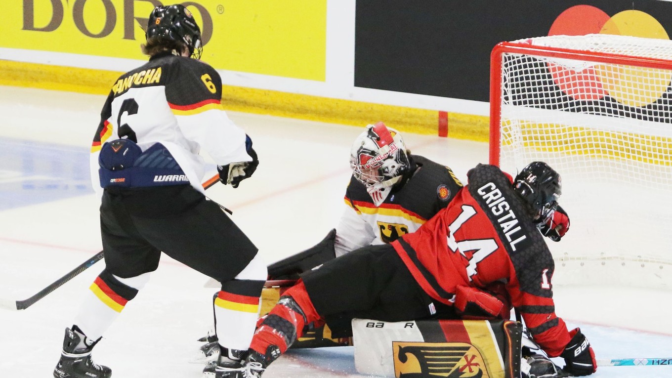 Kanadský hokejista Andrew Cristall v zápase proti Nemecku na MS do 18 rokov 2023. 