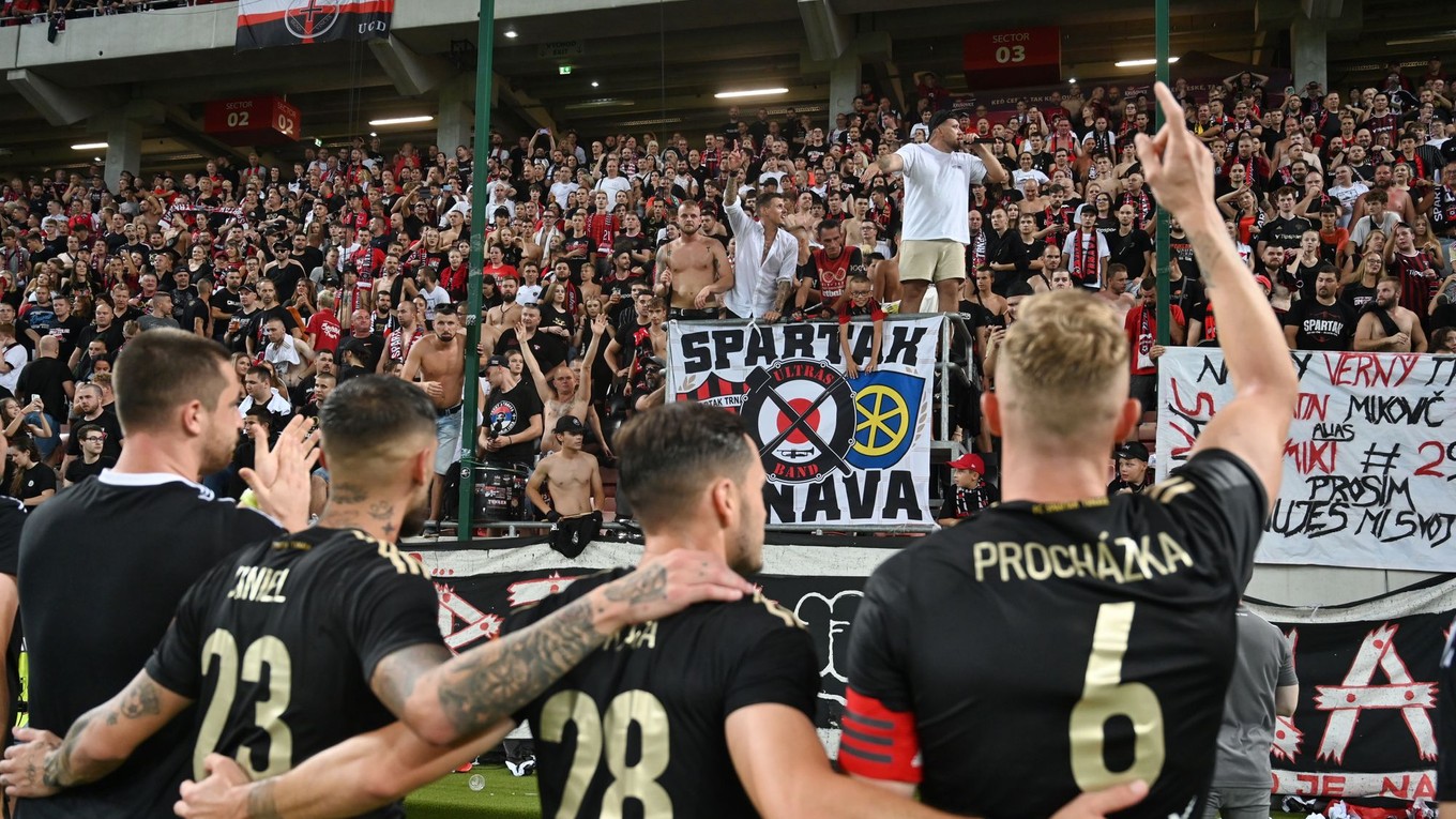 Futbalisti Spartaka Trnava s fanúšikmi.