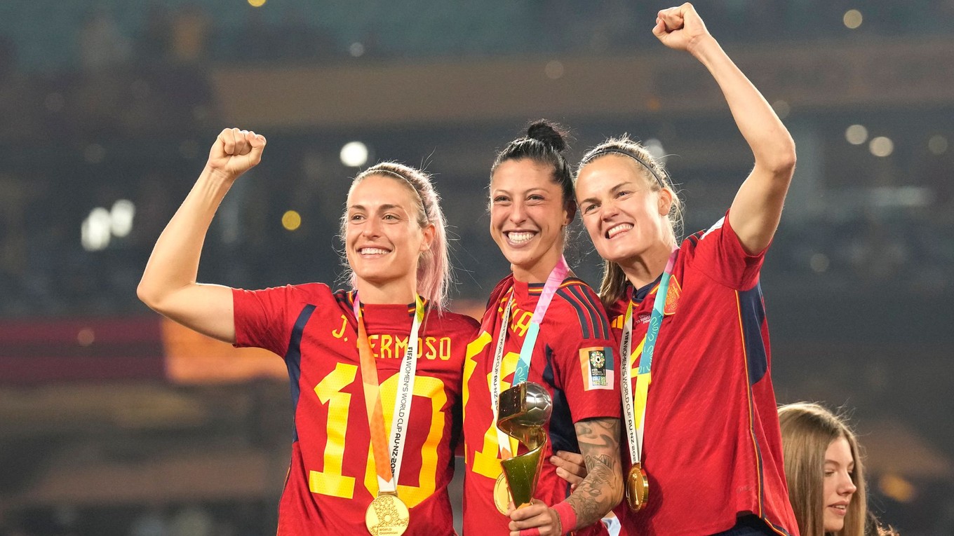 Zľava Alexia Putellas, Jennifer Hermosová and Irene Paredesová s trofejou po triumfe Španielska na MS vo futbale žien 2023.