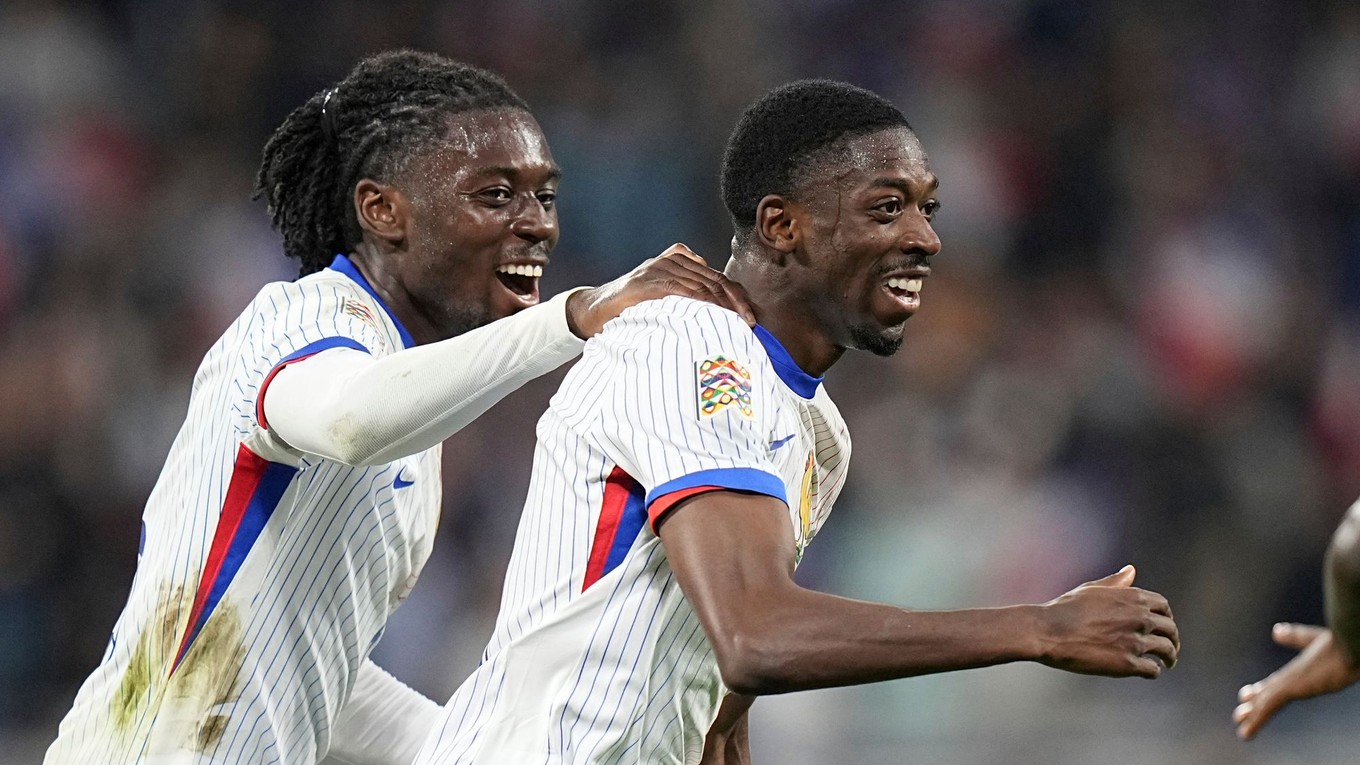 Francúzsky futbalista Ousmane Dembélé (vpravo) v drese národného tímu.