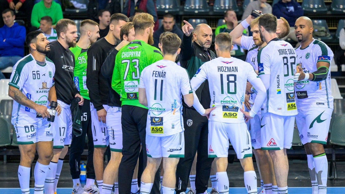 Hádzanári Tatrana Prešov sa radia počas zápasu 3. kola C-skupiny hádzanárskej Európskej ligy EHF s Benficou Lisabon