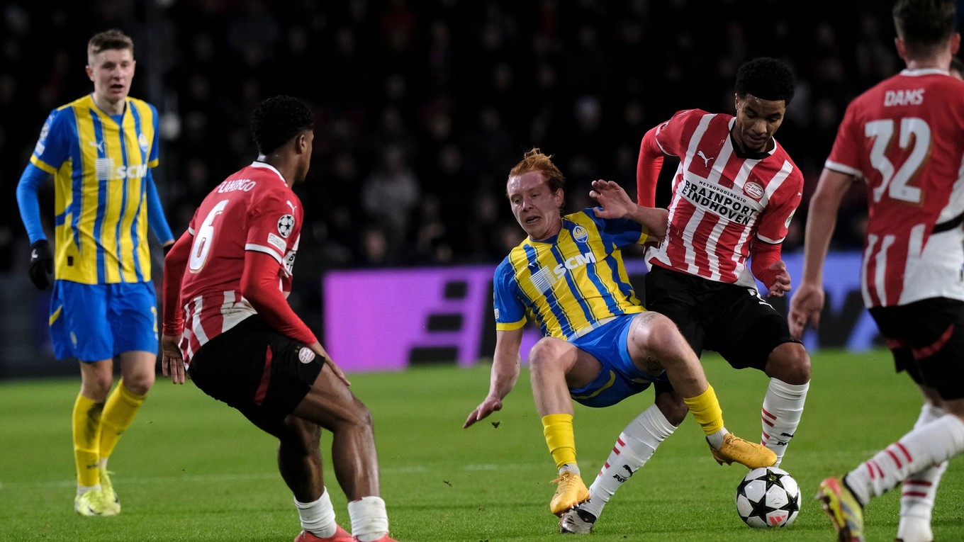 Malik Tillman a Yukhym Konoplia v zápase PSV Eindhoven - Šachtar Doneck v 5. kole ligovej fázy Ligy majstrov.