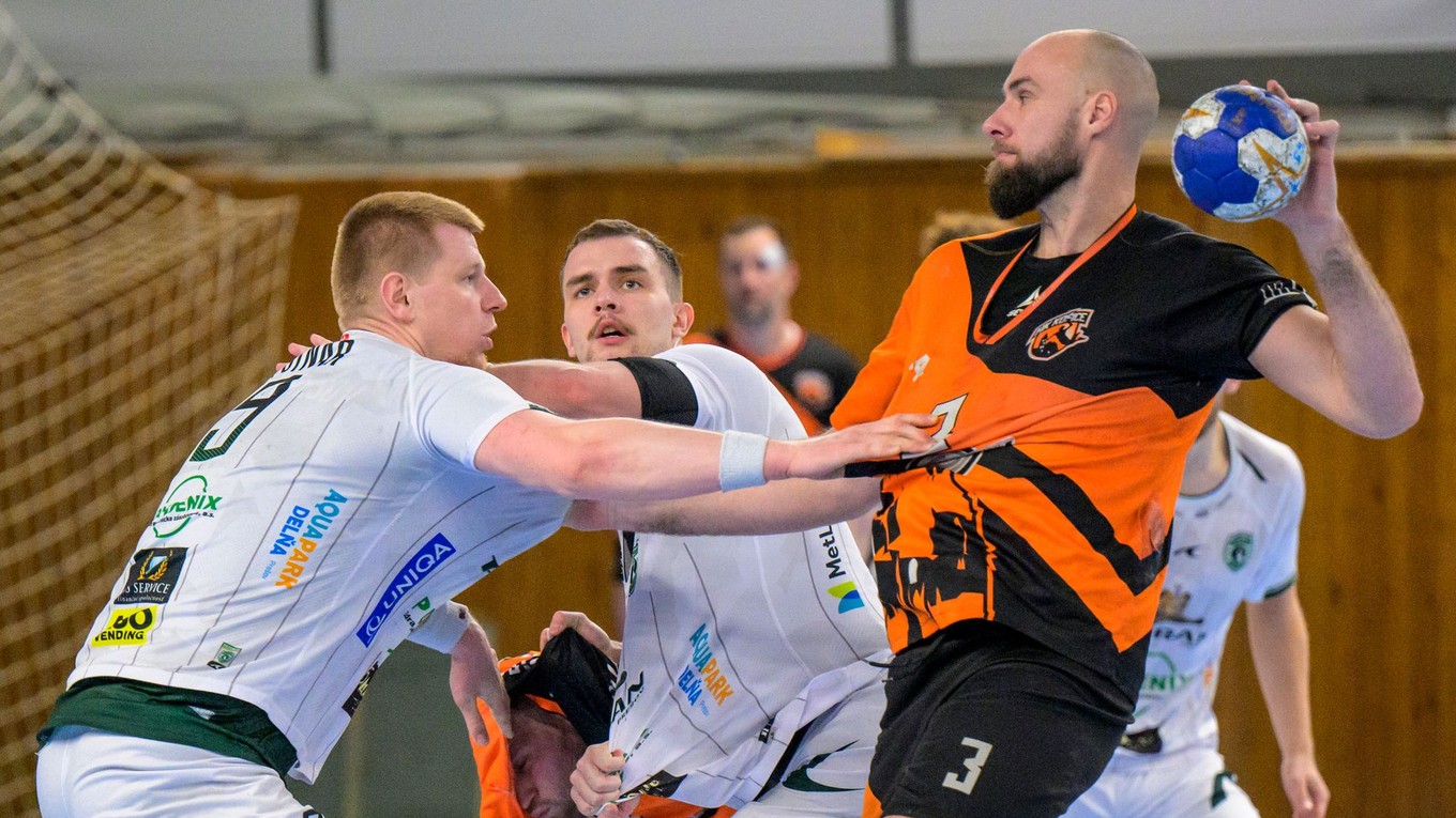 Na snímke zľava Domagoj Potnar, Jakub Kravčák (obaja Prešov), Patrik Hruščák (Košice) počas zápasu 13. kola Niké Handball extraligy v hádzanej Tatran Prešov - HK Košice