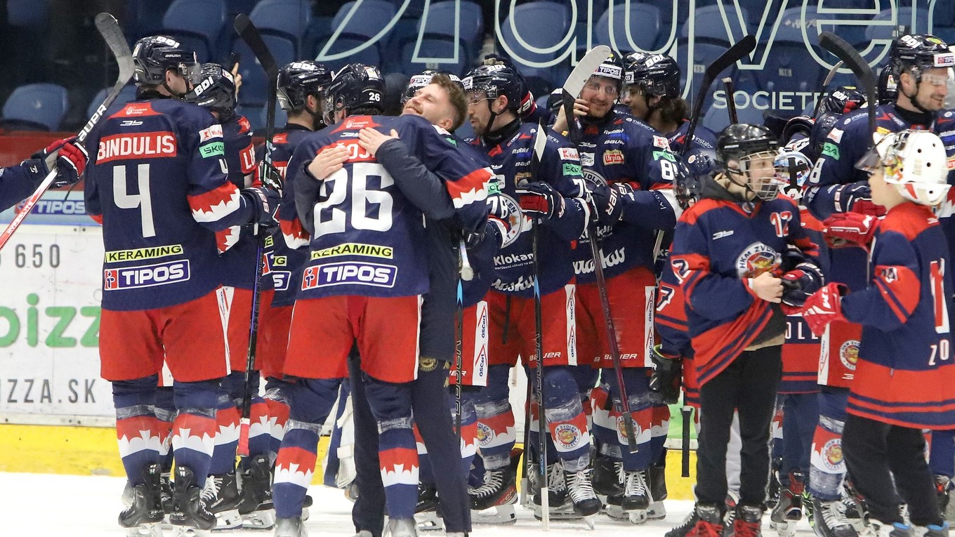 Hokejisti Zvolena oslavujú postup do semifinále play-off
