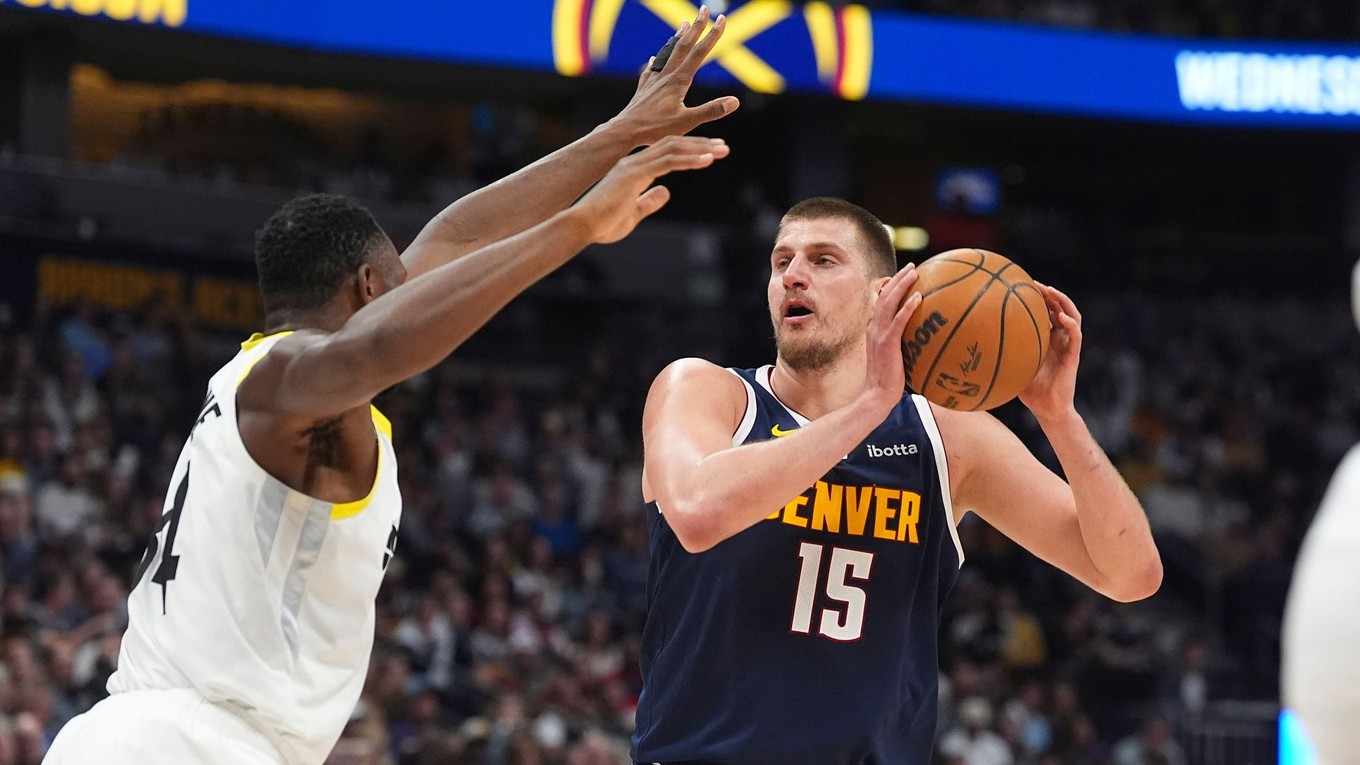 Basketbalista Denveru Nikola Jokič (vpravo) v zápase s Utahom.