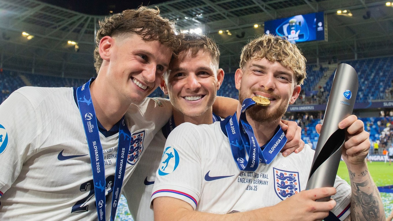 Na snímke anglickí futbalisti sprava Harvey Elliott, kapitán James McAtee a Tyler Morton.