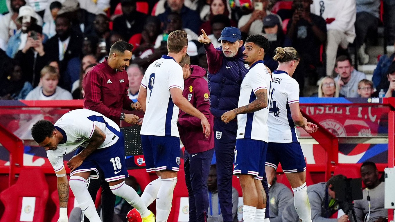 Tréner Thomas Tuchel na lavičke Anglicka proti Senegalu.