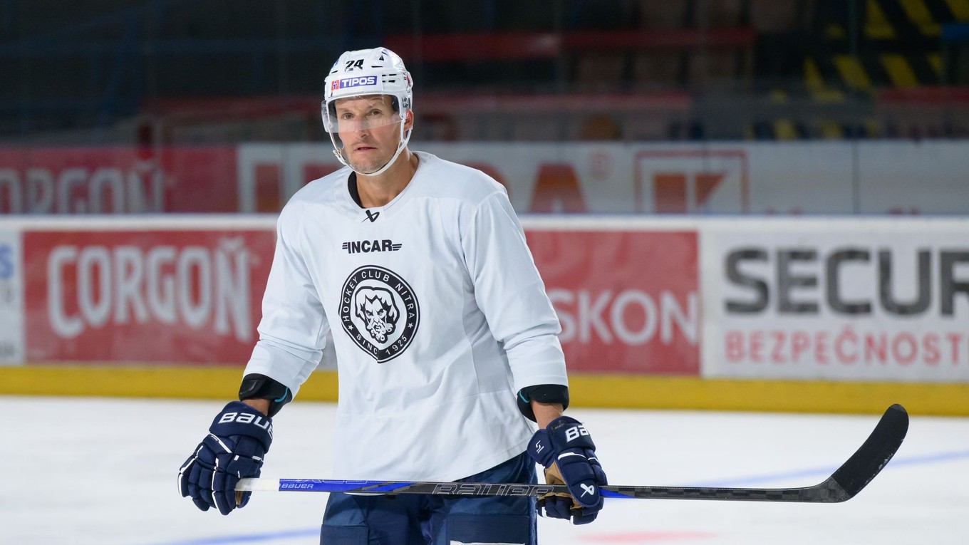 Skúsený obranca HK Nitra Branislav Mezei počas tréningu. 