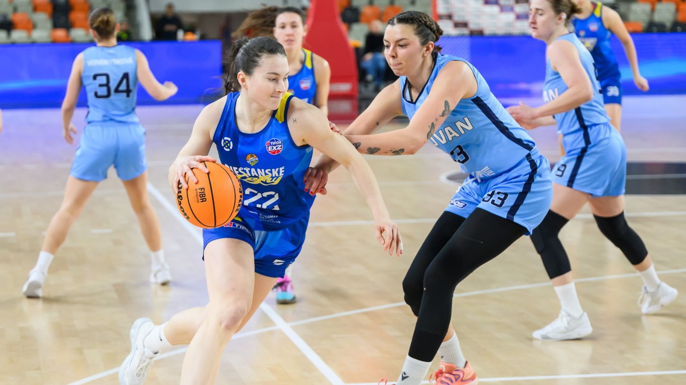 Zľava Hana Jakubčeková (Čajky) a Samantha Keltosová (Slovan) 

