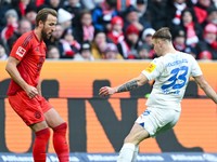 Harry Kane (vľavo) a Dominik Javorček v zápase Bayern Mníchov - Holstein Kiel v 20. kole Bundesligy.