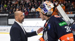 Ján Pardavý gratuluje brankárovi Michaloviec Stanislavovi Škorvánekovi.