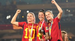 Zľava Alexia Putellas, Jennifer Hermosová and Irene Paredesová s trofejou po triumfe Španielska na MS vo futbale žien 2023.