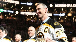 Víťazi Stanleyho pohára z roku 2011 pri oslavách storočnice Bostonu Bruins.