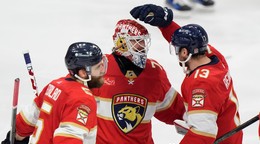 Zľava Sam Reinhart, brankár Sergej Bobrovskij a Aaron Ekblad sa tešia po víťazstve v zápase Florida Panthers - New York Rangers vo 4. finále Východnej konferencie NHL.