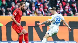 Harry Kane (vľavo) a Dominik Javorček v zápase Bayern Mníchov - Holstein Kiel v 20. kole Bundesligy.