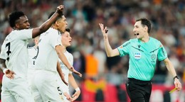 Hráči Reala Madrid sa hádajú s rozhodcom Ricardom De Burgosom vo finále Španielskeho pohára.  