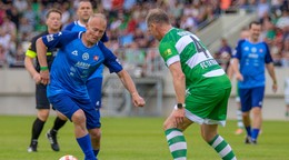 Zľava Vladimír Janočko (Ineternacionli Slovenska) a Jaroslav Kentoš (Inzernacionáli Tatrana Prešov) v exhibičnom zápase počas otvorenia nového štadióna Futbal Tatran Aréna (FTA) v Prešove.