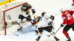 Brankár Mathias Niederberger a Kevin Fiala v zápase Švajčiarsko - Nemecko v skupine B na MS v hokeji 2025.