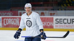 Skúsený obranca HK Nitra Branislav Mezei počas tréningu. 