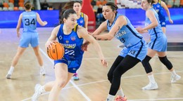 Zľava Hana Jakubčeková (Čajky) a Samantha Keltosová (Slovan) 

