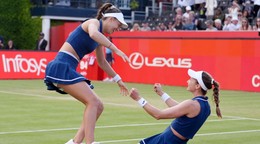 Tereza Mihalíková a Olivia Nichollsová oslavujú víťazstvo