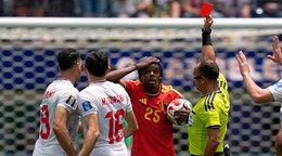 Nathan Ngoy dostal červenú kartu v zápase Belgicko - Irán na MS vo futbale 2026