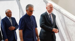 Salman Bin Ibrahim Al-Khalifa a Gianni Infantino.