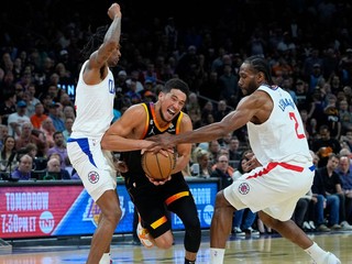 Devin Booker (v strede) a Kawhi Leonard (vpravo) v zápase NBA Phoenix Suns - Los Angeles Clippers.