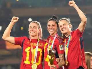 Zľava Alexia Putellas, Jennifer Hermosová and Irene Paredesová s trofejou po triumfe Španielska na MS vo futbale žien 2023.