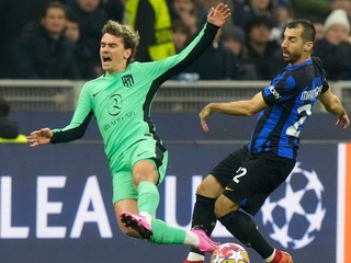 Momentka zo zápasu Inter Miláno - Atletico Madrid v osemfinále Ligy majstrov, zľava Antoine Griezmann a Henrich Mchitarjan