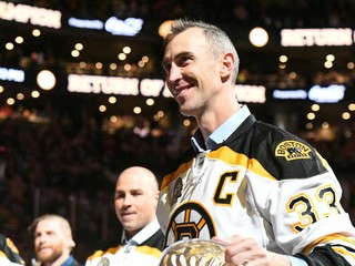 Víťazi Stanleyho pohára z roku 2011 pri oslavách storočnice Bostonu Bruins.