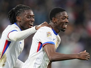Francúzsky futbalista Ousmane Dembélé (vpravo) v drese národného tímu.