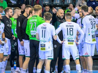 Hádzanári Tatrana Prešov sa radia počas zápasu 3. kola C-skupiny hádzanárskej Európskej ligy EHF s Benficou Lisabon