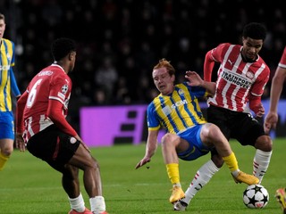 Malik Tillman a Yukhym Konoplia v zápase PSV Eindhoven - Šachtar Doneck v 5. kole ligovej fázy Ligy majstrov.