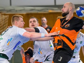 Na snímke zľava Domagoj Potnar, Jakub Kravčák (obaja Prešov), Patrik Hruščák (Košice) počas zápasu 13. kola Niké Handball extraligy v hádzanej Tatran Prešov - HK Košice