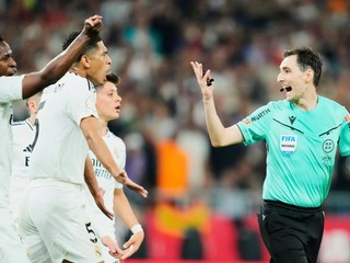 Hráči Reala Madrid sa hádajú s rozhodcom Ricardom De Burgosom vo finále Španielskeho pohára.  