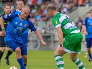 Zľava Vladimír Janočko (Ineternacionli Slovenska) a Jaroslav Kentoš (Inzernacionáli Tatrana Prešov) v exhibičnom zápase počas otvorenia nového štadióna Futbal Tatran Aréna (FTA) v Prešove.
