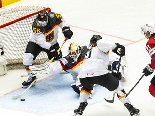 Brankár Mathias Niederberger a Kevin Fiala v zápase Švajčiarsko - Nemecko v skupine B na MS v hokeji 2025.