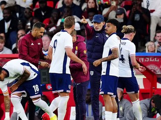 Tréner Thomas Tuchel na lavičke Anglicka proti Senegalu.